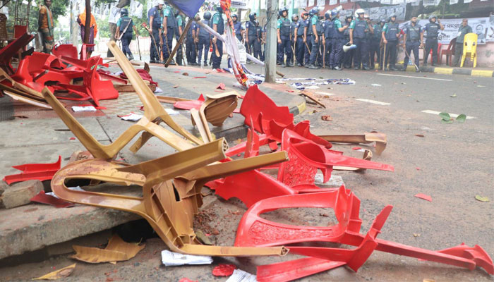 দুই কাউন্সিলর প্রার্থীর সমর্থকদের সংঘর্ষে থমথমে ভোটকেন্দ্র, নেই ভোটার