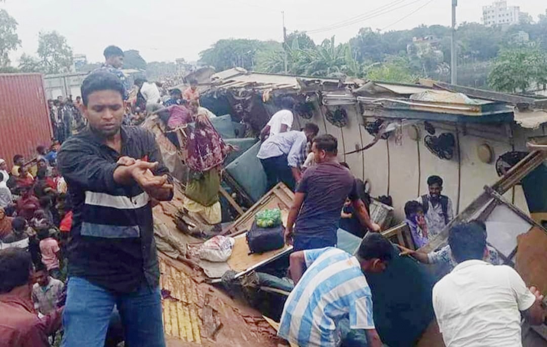 উদ্ধার কাজে যোগ দিয়েছে র‌্যাব-বিজিবি, নিহত বেড়ে ২৩