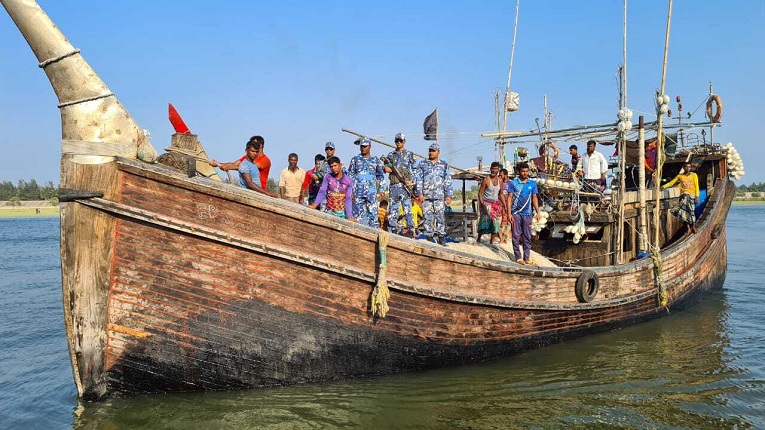 সাগরে ইঞ্জিন বিকল হয়ে ভাসছিলো ট্রলারসহ ১৮ জেলে, কোস্টগার্ডের উদ্ধার