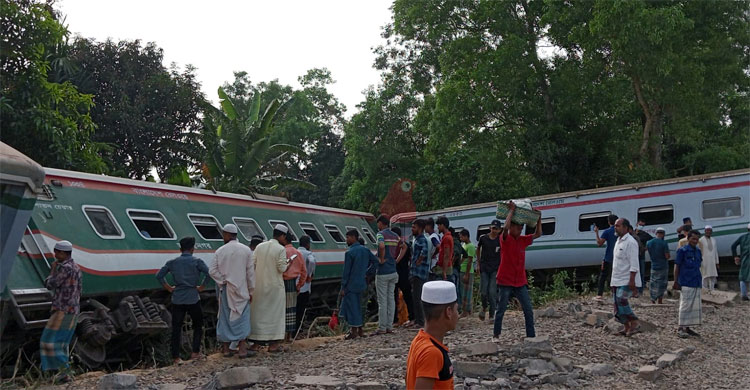 কুমিল্লায় বিজয় এক্সপ্রেসের ৯ বগি লাইনচ্যুত