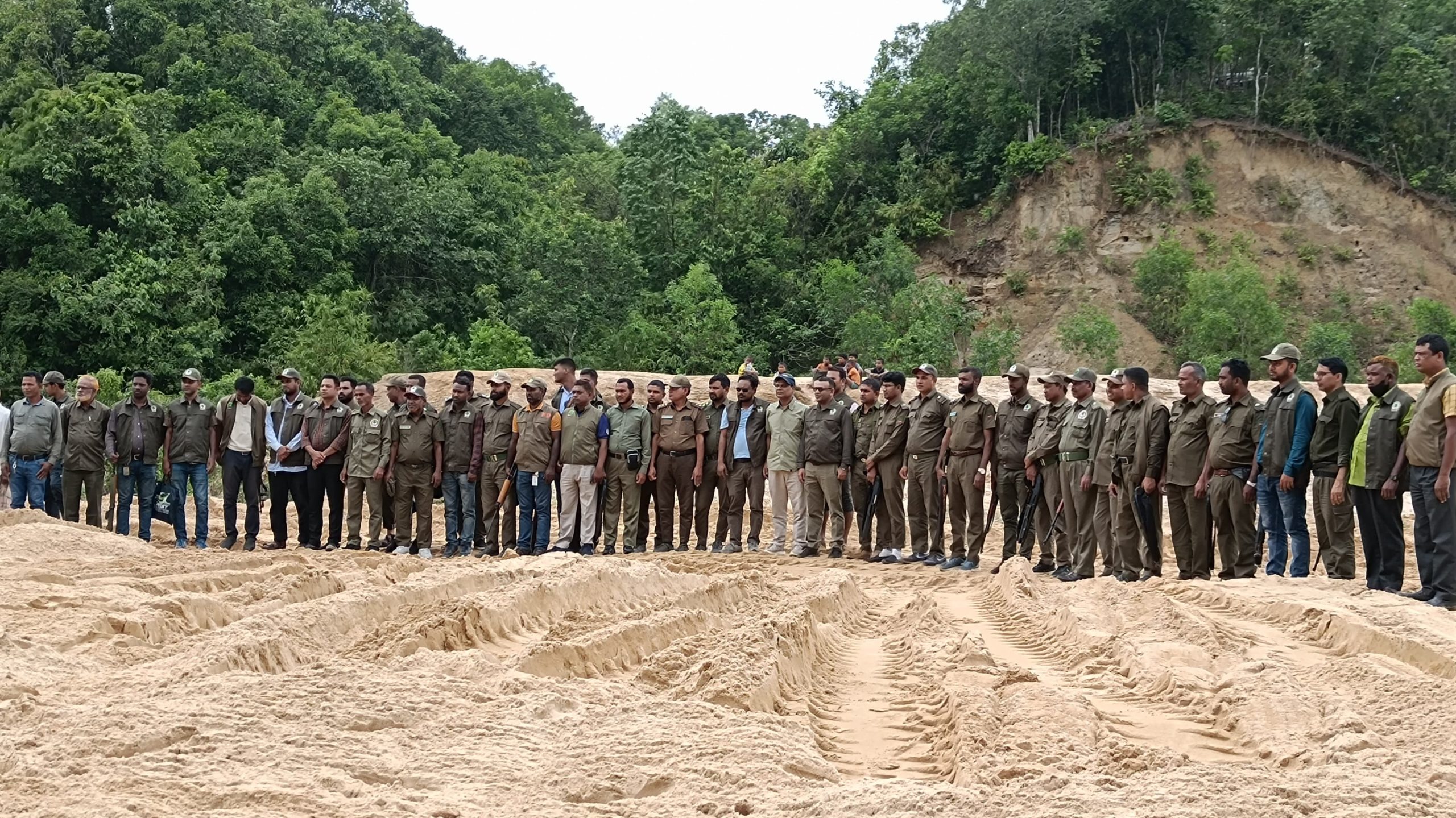 জব্দ বালু বনে মিশিয়ে দিলো বনবিভাগ